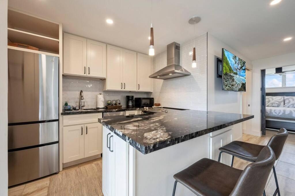 Апартаменты Hale Ono Loa 403- Top Floor, Ocean View, & Complete Modern Remodel Кахана Экстерьер фото